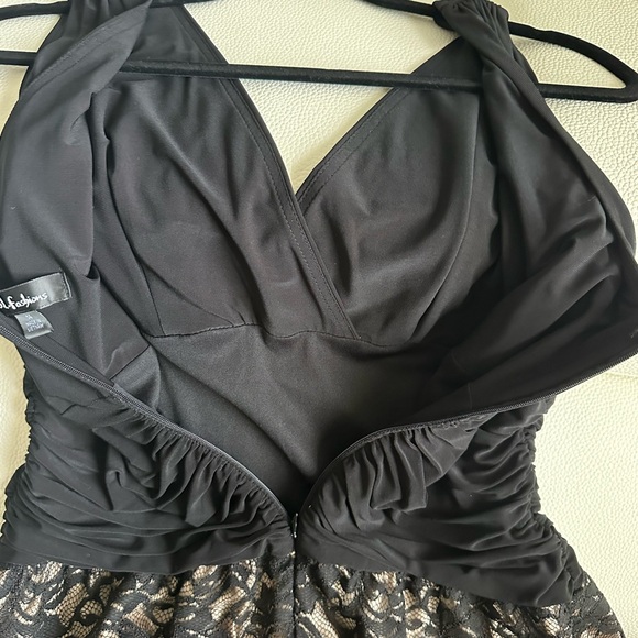 SUPER comfortable, classy black and lace dress. Gold underneath - Picture 4 of 9